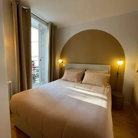 Marais - Bright One-bedroom Decorated With Taste
